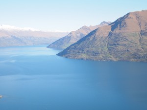 Lagos prístinos alimentados por afluentes de aguas cristalinas en Queenstown