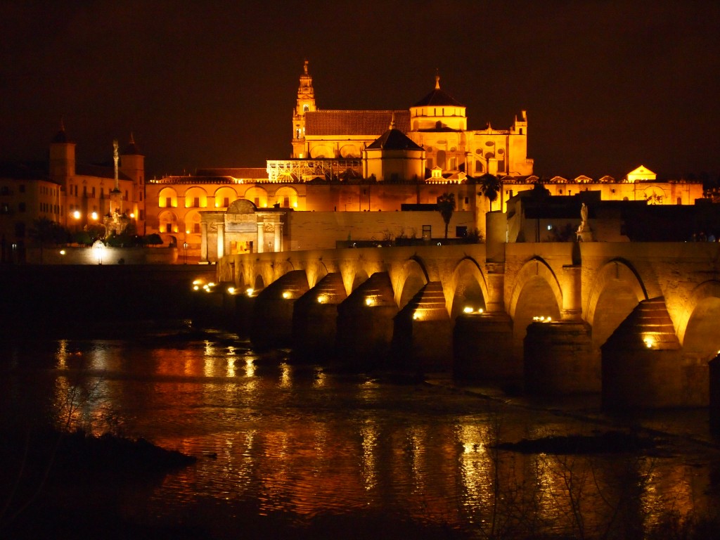 Vista Nocturna desde el puente romano de la Mezquita Catedral.