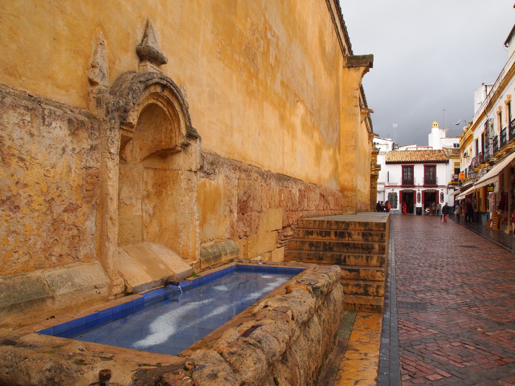 Fuente aledaña a la mezquita catedral de Córdoba.